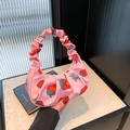 Rosafarbene Handtasche mit Erdbeerdruck, gerolltem Griff und süßem, minimalistischem Design - Rosa