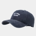 Détail de la broderie blanche SHIT SHOW SUPERVISOR sur une casquette en coton bleu foncé - Réglable / Bleu marine