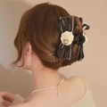 Pince à cheveux élégante en satin noir avec dentelle, rose blanche et lettre en métal - Pince à cheveux à nœud en satin noir avec rose 3D et lettre dorée (27#)