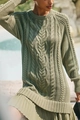 Gros plan détaillé sur la maille torsadée vert olive d'un pull d'hiver pour femmes - S / Vert Militaire