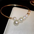 Franse stijl gouden choker met gegradueerde witte parels en geometrische metalen band - Open Parelstijl / Goud