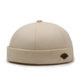Bonnet docker beige minimaliste avec insigne en métal bronze antique sur le côté - Kaki