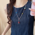 Détail d'un collier en cordon tressé avec pendentif champignon rouge et perles colorées - Corde Rouge Champignon Rouge Fermoir OT (13#)