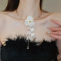 Détail d'un grand pendentif fleur blanche avec tour de cou doré et chaînes à glands - Ras du cou en Métal Doré Avec Grosse Fleur 3D Blanche (6# Collier-Or)