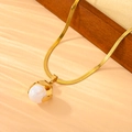Collar dorado con colgante de perla blanca irisada en engaste floral con cadena de serpiente - Collar (N704)