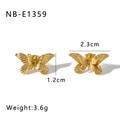 Detail van gouden vlinder oorbellen met getextureerde vleugels en breedte van 2,3 cm - Vlinder oorknopjes (NB-E1359) / 18K goud