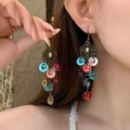 Detalle de pendientes largos de borla bohemios vintage con cuentas de colores en modelo - Ganchos para pendientes / Colorido