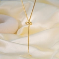 Collana dorata con ciondolo a fiocco e gemma centrale su catena a serpente piatta - Collana con Fiocco (H1218) / Oro
