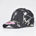 Vue détaillée de la broderie florale complexe sur une casquette de baseball noire structurée - Réglable / Broderie Noire et Rose (03)