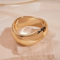 Detalle de brazalete ancho dorado pulido con una textura de ondas orgánicas únicas - Ondulación dorada
