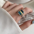 Anello bicolore argento e oro con cristallo blu quadrato indossato - Stile Pietra Preziosa Blu Bicolore