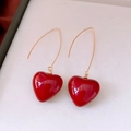Primer plano de elegantes pendientes de corazón rojo con ganchos dorados minimalistas - Gancho de oreja-Rojo-Corazón