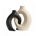 Vasi astratti in ceramica intrecciati nero opaco e beige con texture sabbiata - Stile Snuggling / Piccolo Nero + Grande Bianco