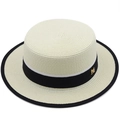 Dettaglio di cappello di paglia a cima piatta con nastro nero e accessorio in oro M - M(56-58cm) / crema