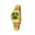 Orologio da donna dorato con quadrante verde, ghiera di diamanti e datario su fondo bianco - Oro Verde