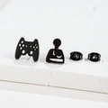 Dettaglio di orecchini a perno asimmetrici neri opachi con controller e joystick - 184 Controller di Gioco / Nero