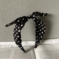 Retro Haarreif in Schwarz mit weißen Punkten und Schleife auf einem Buch - Schwarz