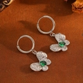 Details von silbernen Schmetterlingsohrringen mit grünen Edelsteinen und Diamanten - Silber Schmetterling Grün Zirkonia Ohrringe (T031)