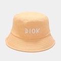 Détail d'un bob en coton orange clair avec broderie DIOK blanche et bords surpiqués - Orange