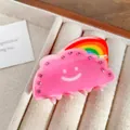 Pinza para el pelo de acrílico rosa con nube, arco iris y pedrería brillante - Nube arcoíris / 5,5 cm