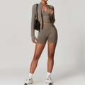 Driedelige taupe sportset met geribbelde stof, ritsjasje en een high-waist wielrenbroekje - S / 3-Delige Set Koffie