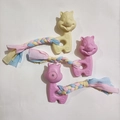 Trois jouets à mâcher pour chiens en forme d'écureuil avec des queues tressées colorées - Bande de Tissu Écureuil