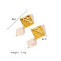 Boucles d'oreilles dorées en acier inox avec perles baroques blanches de 4cm de long - Losange Plissé en Acier Inoxydable