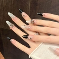 Details von langen spitzen Kunstnägeln mit schwarzen French Tips, Glitzer und Perlenbesatz - XS / Lange Ovale Form