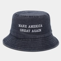 Détail d'un chapeau bob en denim lavé bleu marine avec broderie de texte blanc sur le devant - M (56-58cm) / Bleu marine