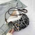 Plüschige Mondsichel-Tasche mit Leopardenmuster, Kunstfell und geflochtenem Gurt - Schwarz
