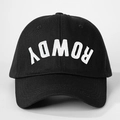 Gorra de béisbol retro negra con bordado blanco de ROWDY invertido y ajustable - Talla única / Negro