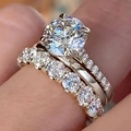 Dreiteiliges Ring-Set mit Solitär-Zirkon und Pavé-Bändern in goldfarbener Ausführung - US 7 / Weißgold