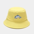 Dettaglio del ricamo a forma di delfino blu su un cappello a secchiello giallo - M (56-58cm) / Giallo