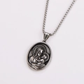 Dettaglio macro del ciondolo ovale argento con rilievo Madonna e Bimbo e catena box - Con catena / Argento antico