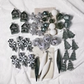 Set di ornamenti natalizi argento e verdi con stelle, case e palline testurizzate - Blu Fumo Set da 46
