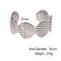 Detail van de zilveren schelpvormige open armband met afmetingen en een binnendiameter van 55mm - Breedte 27mm/Binnendiameter 55mm / Staalkleur