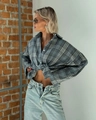 Blauwgrijs geruit shirt met lange mouwen en lichtblauwe jeans tegen vintage bakstenen muur - S / Blauwgrijs