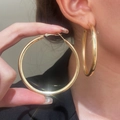 Grandes créoles dorées de 60 mm pour femmes avec une finition en métal lisse - Boucles d'oreilles / Or (Z-376)