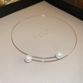 Girocollo dorato minimalista con due eleganti perle bianche alle estremità del cerchio - Girocollo di Perle Dorate