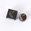 Vintage houten maanfase stempel met rond maanontwerp en een zwarte geschenkdoos - Ochtendmaan
