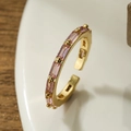 Eleganter vergoldeter verstellbarer Ring mit einem rosa rechteckigen Zirkonia-Stein - Einstellbar Offen / Rosa (13351)
