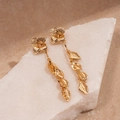 Pendientes dorados con diseño de flores y hojas sobre base de piedra de cuarzo blanco - Dorado (Pasador de pendientes de plata de ley 925)