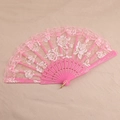 Détail de l'éventail en dentelle rose avec motifs dorés et monture en plastique sculpté - Rose