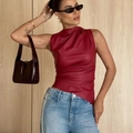 Dettaglio del top senza maniche bordeaux in pelle con collo alto e vita pieghettata - Taglia S / Top / Rosso
