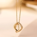 Collana in acciaio al titanio con doppi anelli intrecciati dorati e zirconi lucidi - Oro (8424)