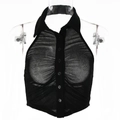 Detail eines schwarzen gerippten Neckholder-Tops mit geknöpftem Kragen auf Mannequin - S / Schwarz