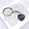 Porte-clés cœur en pierre bleue naturelle avec anneau en métal argenté sur fond blanc - Lapis-lazuli