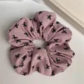Chouchou en seersucker rose avec motif nœud noir pour queue de cheval élégante - Chouchou Rose à Points et Nœud Noir