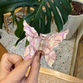 Pince à cheveux papillon en marbre rose avec ressort doré pour coiffure chic - 6cm / Motif marbre rose