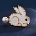 Broche lapin mignonne en nacre blanche avec bords dorés et queue en perle ronde - Lapin en Perle
